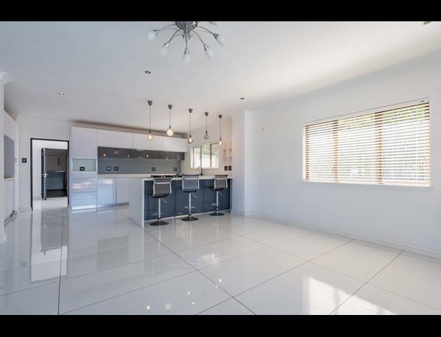 4 BEDROOM HOUSE FOR SALE IN HILLCREST CENTRAL